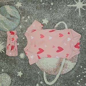 Kyte Baby Retired Print Crepe Hearts Newborn Bodysuit and 0-3 Months Bow Bundle